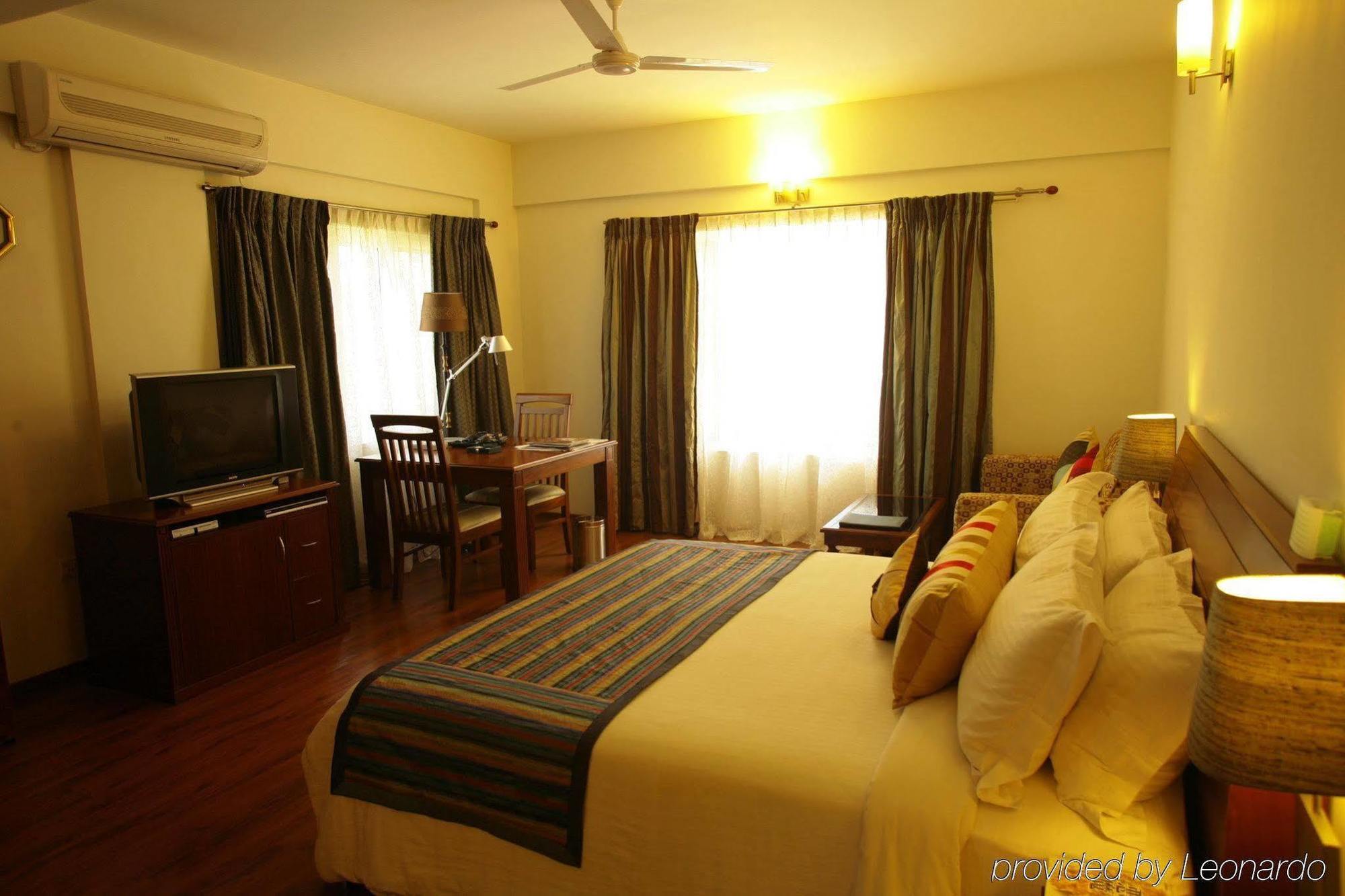 Justa Off Mg Road Hotel Bangalore Phòng bức ảnh